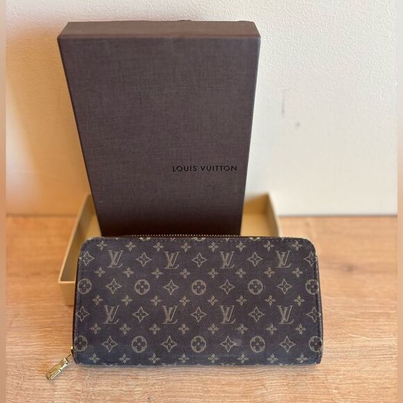 Authentic Louis Vuitton zippy wallet - Picture 1 of 10